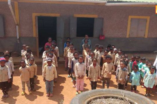 Dla uczniów niewielkiej szkoły w Ikoraba / Madagaskar zakupiliśmy ławki do klas...