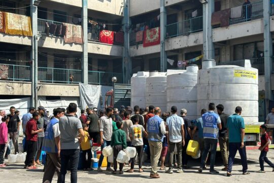 Dzieci i dorośli ciągle muszą ustawiać się po wodę w kolejkach!...