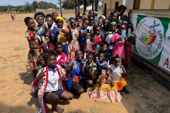 Dzieci z Bocaranga w Republice Środkowoafrykańskiej przesyłają Wam uśmiechy    i...