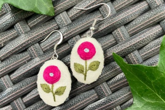 Jeśli kochasz prezenty z duszą, to te kolczyki będą strzałem w 10 pod choinkę!...