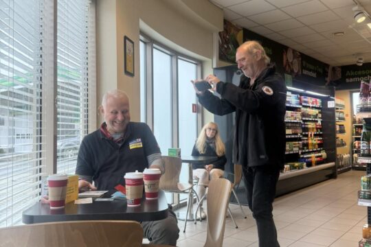 Jesteśmy w drodze do Charkowa z pomocą humanitarną i z Tomasz Schmidt Виктор Емельяненко Trzymajcie kciuki …...