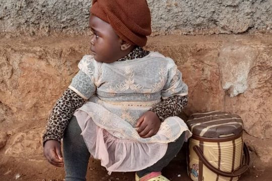 Mała Majoile już nie będzie musiała siedzieć na ulicy obok miejsca, gdzie jej mama sprzedaje posiłki. Znajdzie...