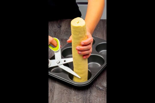 Nikt nie spodziewał się takiego efektu! Prosty i szybki deser z ciasta francuskiego