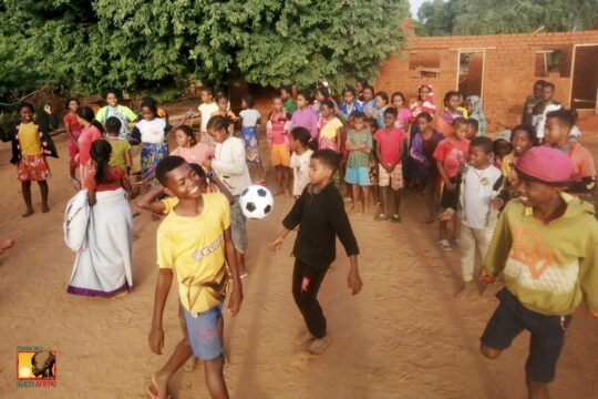 Odkąd dotarliśmy z pomocą na "czerwoną wyspę" dzieci coraz częściej się uśmiechają To wspaniała wiadomość...