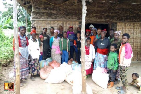 Pomoc socjalna w postaci produktów spożywczych, głównie mąki, tym razem trafiła do najuboższych rodzin Dorze /...