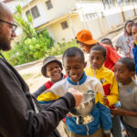 Poznajcie ks. Tomasza Łukaszuka, misjonarza na Madagaskarze. To on opiekuje się chłopcami ulicy w Domu Magone....