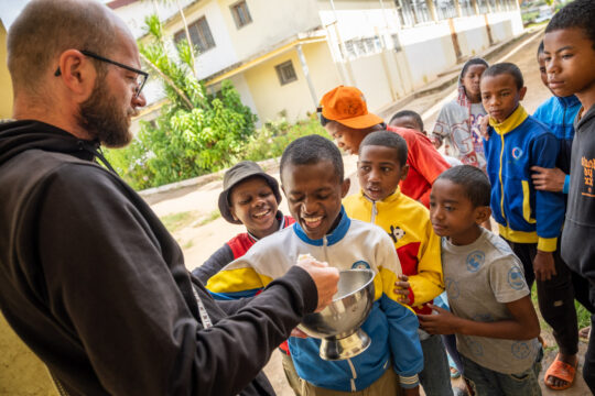 Poznajcie ks. Tomasza Łukaszuka, misjonarza na Madagaskarze. To on opiekuje się chłopcami ulicy w Domu Magone....