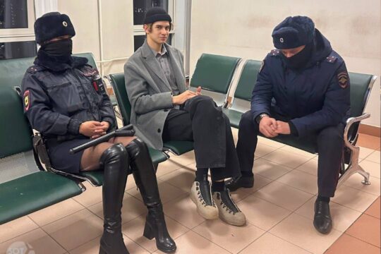 Rosja 2025… Dwójka funkcjonariuszy policji eskortuje perkusistę na rozprawę apel...