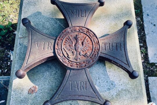 Rosja. Płaskorzeźby polskich odznaczeń wojskowych usunięto z pomnika poświęconeg...