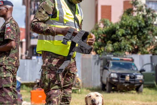 Shanty i Jerry, obdarzyły każdego strażaka w Fire And Rescue Training Centre, Kenya - Firetrack uśmi...