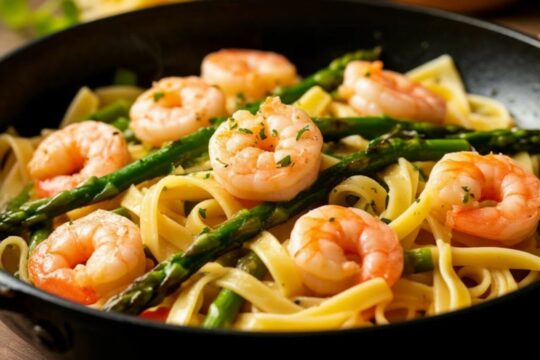 Ten makaron jest jak lekarstwo na Twoje stawy! Szparagi i krewetki!