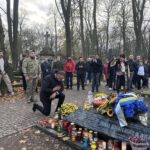 W Dniu Wszystkich Świętych na warszawskich Powązkach ambasador Ukrainy Wasyl Bo...