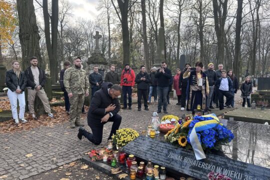 W Dniu Wszystkich Świętych na warszawskich Powązkach ambasador Ukrainy Wasyl Bo...
