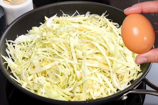 Wystarczy wlać jajka na kapustę! Tani i niezwykle prosty przepis!