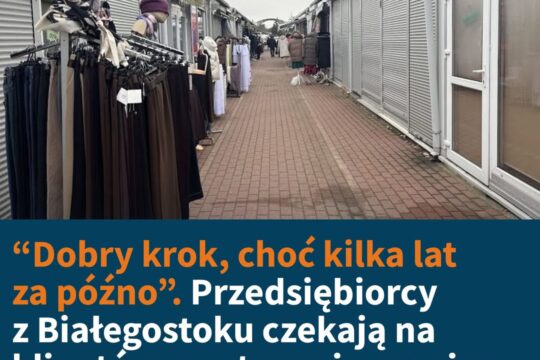 – A ile kosztuje ta kurtka? – dopytują mama z córką, macając materiał długiego p...