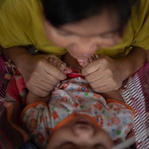 Będąc w ciąży z bliźniakami, samotnie i bez dokumentów prawnych, Nwe nie miała innego wyboru, jak tylko uciekać przed przemocą w M...