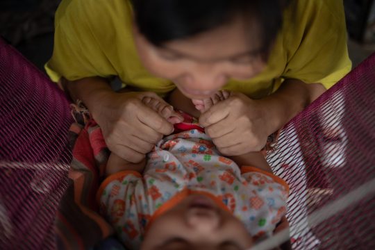 Będąc w ciąży z bliźniakami, samotnie i bez dokumentów prawnych, Nwe nie miała innego wyboru, jak tylko uciekać przed przemocą w M...