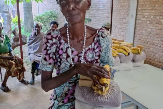 Dzięki Waszemu wsparciu pani Claire Basabanabandi regularnie otrzymuje paczki ży...