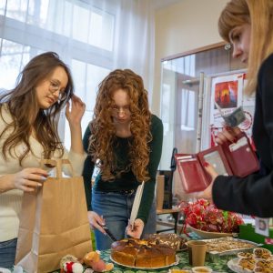 Dziękujemy wszstkich wolontariuszom! Kolejny kiermasz świateczny w CLIX Liceum Ogólnokształcące Warszawa - Wło...