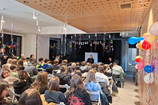 Dziś uczniowie klas 7 i 8 Szkoła Podstawowa im. Ratowników Górskich w Karpaczu uczestniczyli w wyjątkowym spot...