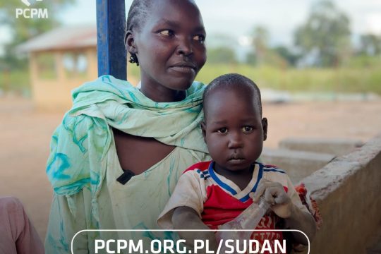 Emmanuel jest mistrzem improwizowanej piłki. Nie przeszkadza mu nawet to, że zamiast prawdziwą piłką...