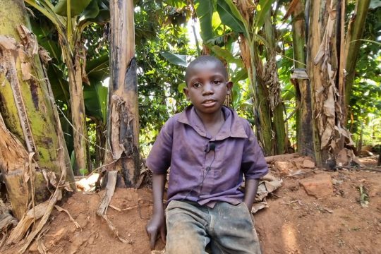 Joshua ma 6 lat. Chłopiec bardzo chciałby się uczyć, ale nie ma nawet butów, nie mówiąc o szkolnym mundurku. P...