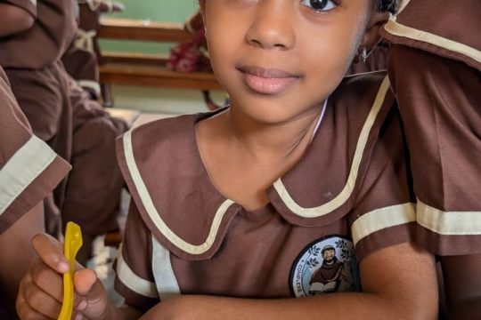 “Mam na imię Amira, mam 6 lat, jestem w drugiej klasie - mówi dziewczynka. - Moim ulubionym daniem są lody. Lu...