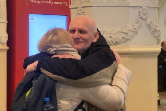 Siła miłości: Aleś Bialacki spotkał się z żoną na lotnisku w Wilnie

Laureat Pok...