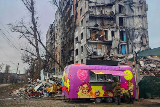 Surrealizm w okupowanej Awdijiwce w obwodzie donieckim

W zniszczonym mieście ni...