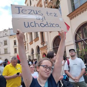 Uciekają przed wojną, ale coraz częściej zamiast polskiej gościnności zderzają się z murem niechęci,...