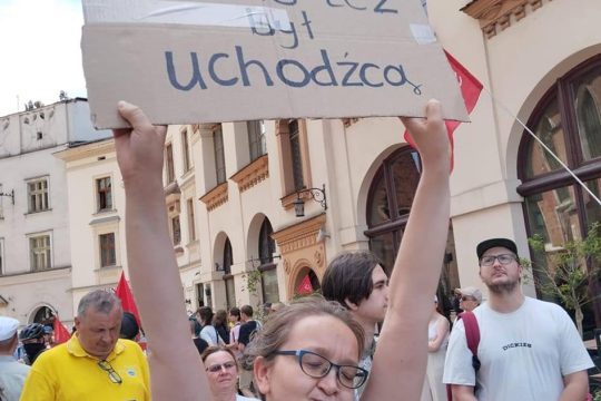 Uciekają przed wojną, ale coraz częściej zamiast polskiej gościnności zderzają się z murem niechęci,...