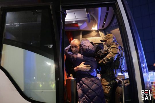 Uwolnieni białoruscy więźniowie w Warszawie

W nocy do Warszawy przyjechało pona...