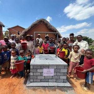Wraz ze środowym zdjęciem nowej studni pokazujemy fotki ze wsi Manandrina na Madagaskarze. Dziękujemy prywatne...